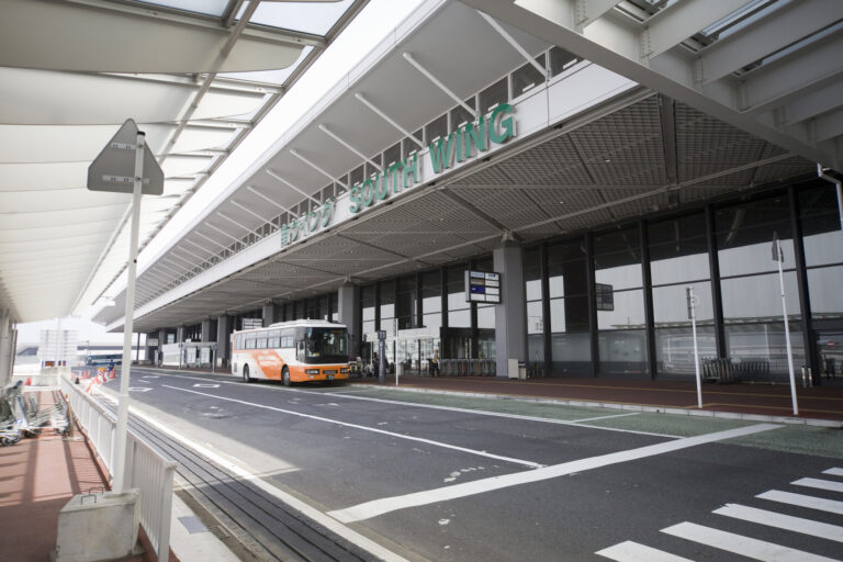 日本の成田から同行